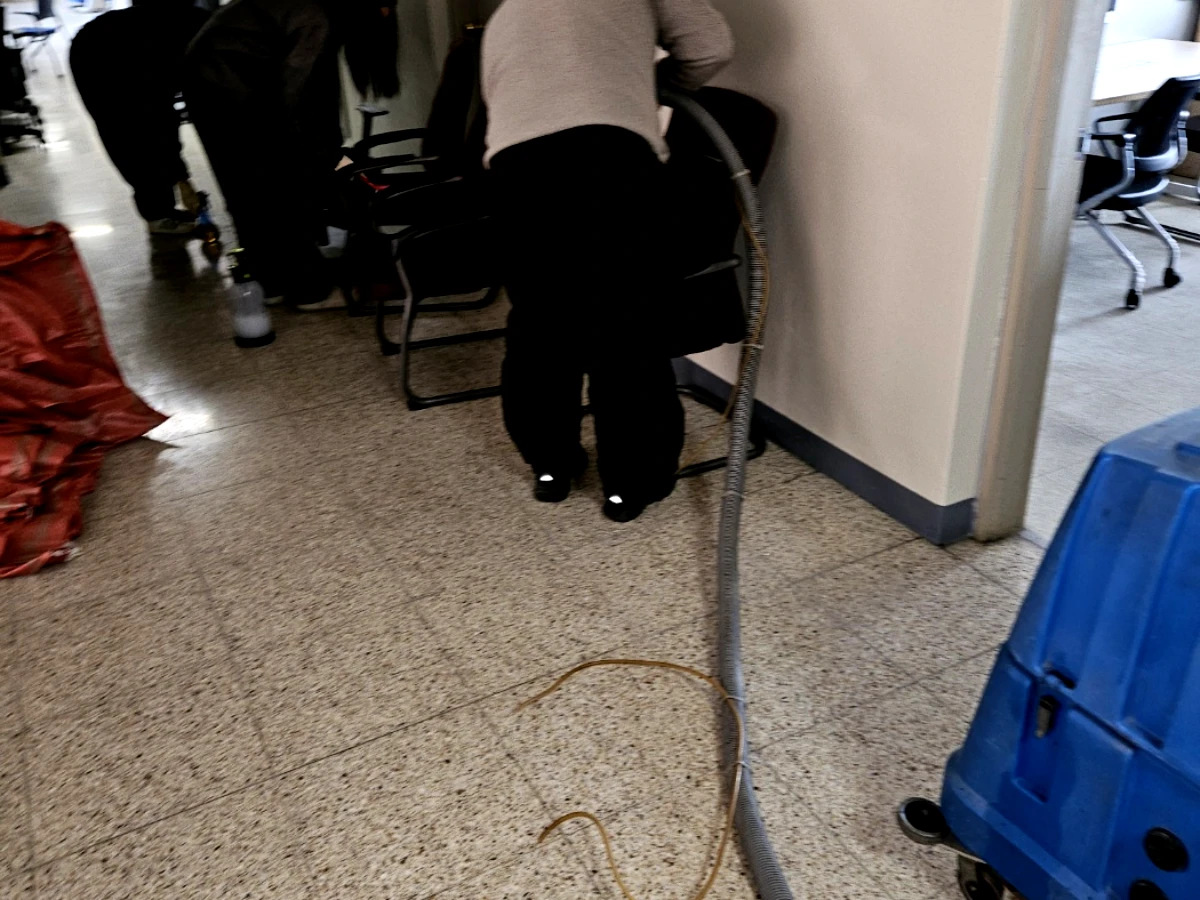 화재복구 과정에서 오염된 의자를 개별 세척하는 모습